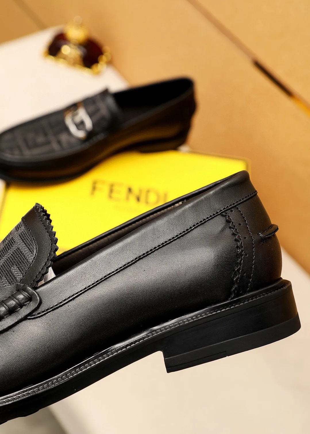 Men's shoes 💰460💰💐 Product trademark: FENDI [Fendi] casual leather shoes Regular size: 38-44 (45🉑️customized) Product materials: Selected imported first-layer cowhide upper + luxury hardware buckle, imported cowhide lining. Strong three-dimensional visual effect, rubber outsole Color: 2⃣️colors available